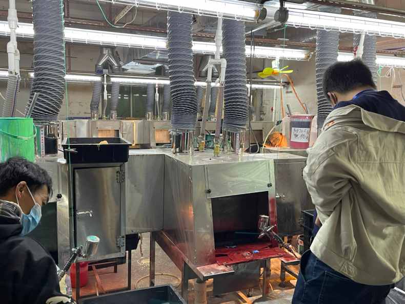 手工噴漆柜客戶現(xiàn)場